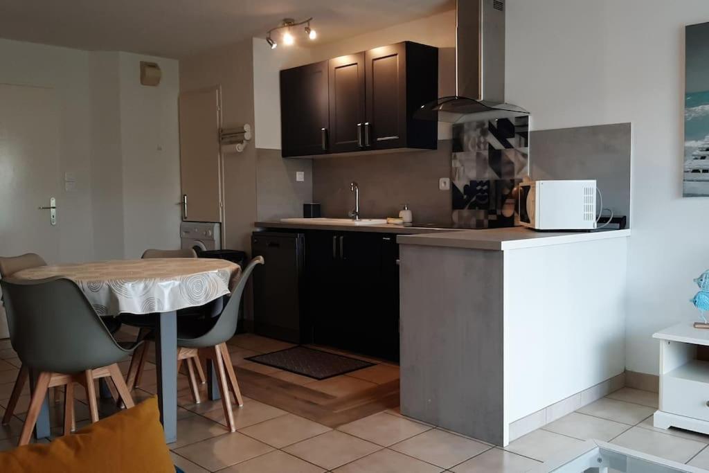 Hyper Centre De Sarzeau, Grand Appartement Au Calme Avec Jardinet Exterior foto